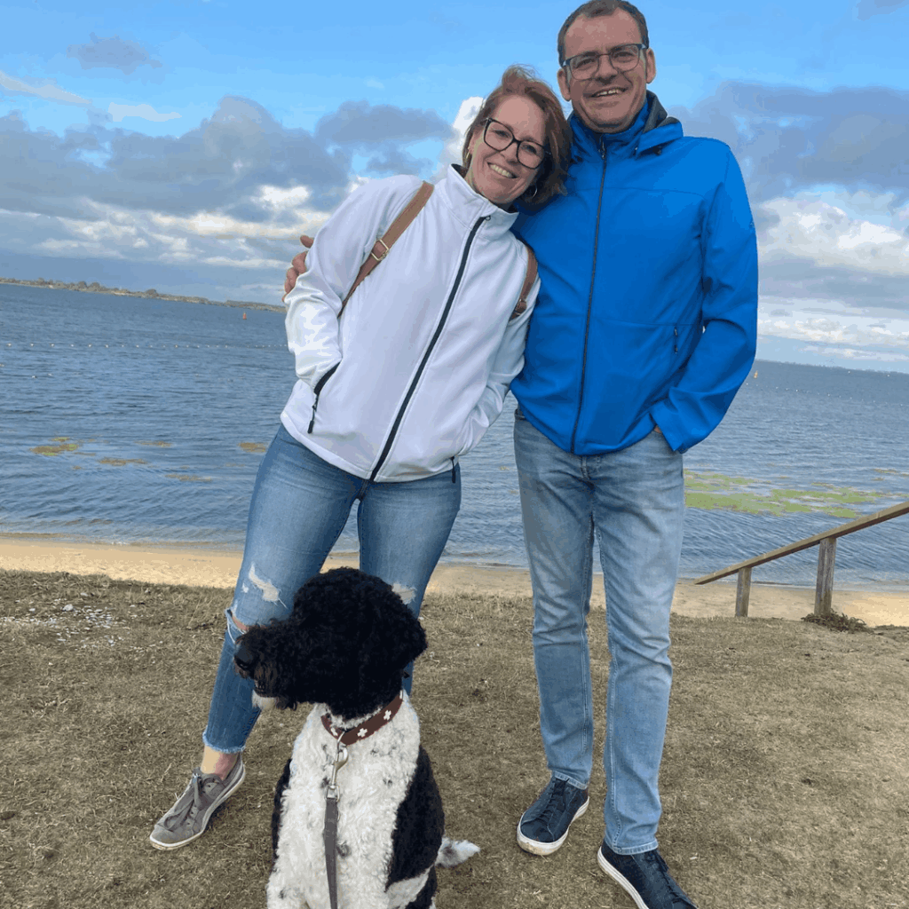 Mein Mann und ich. Hinter diesem Artikel stehen viele Jahre Patchwork-Erfahrung, viele Gespräche, manche schwierige Situation und die Erkenntnis, dass Selbstfürsorge und klare Grenzen nichts mit Egoismus zu tun haben.
