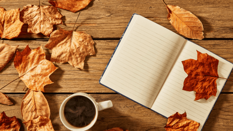 Herbstblätter, Kaffee und ein Journalingbuch für Journaling-Fragen im Herbst