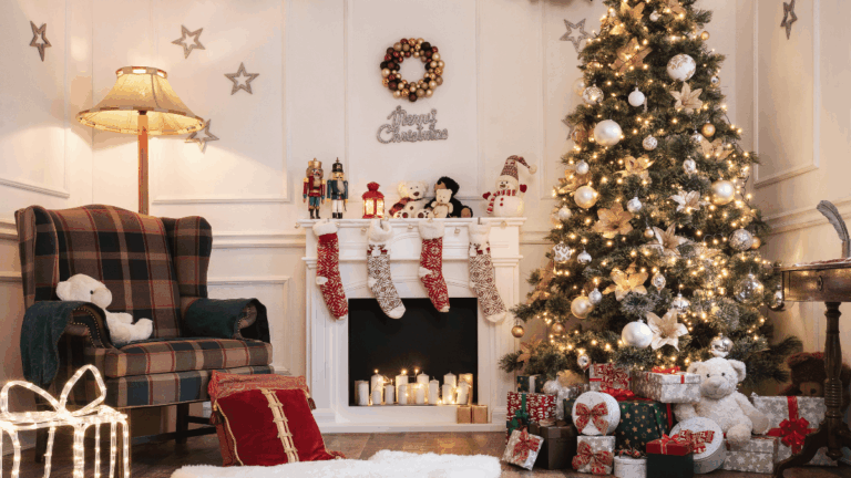Wohnzimmer in Weihnachtsdeko als Symbol für die Frage, was ist mir an Weihnachten wirklich wichtig